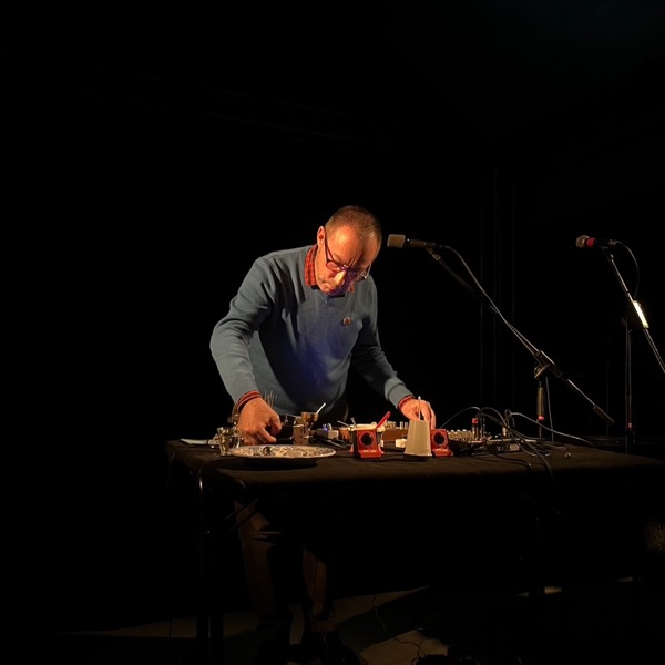 Thierry Weyd, en concert,devant ses différents objets et dispositifs sonores.