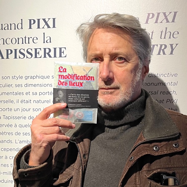 Antoine de Caunes présentant un exemplaire de LA MODIFICATION DES LIEUX